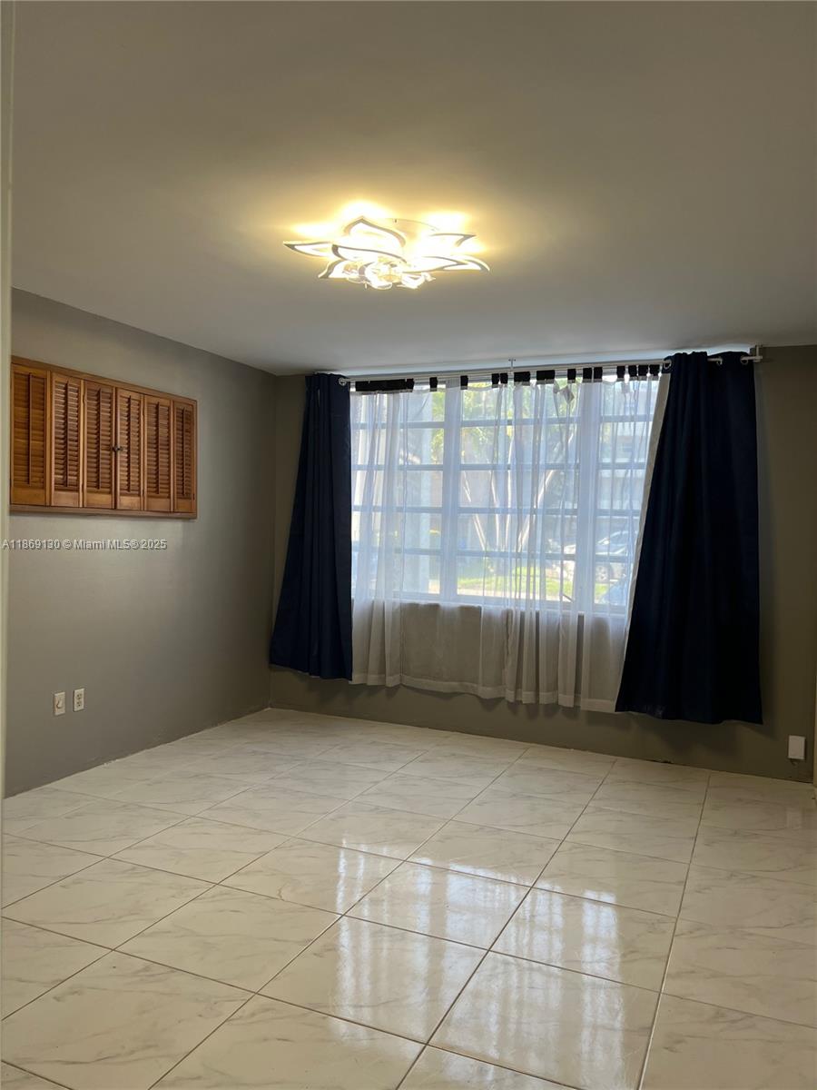 See details 100-3 1 / 1 909 sq. ft. $ 2025-08-29 0 Photo