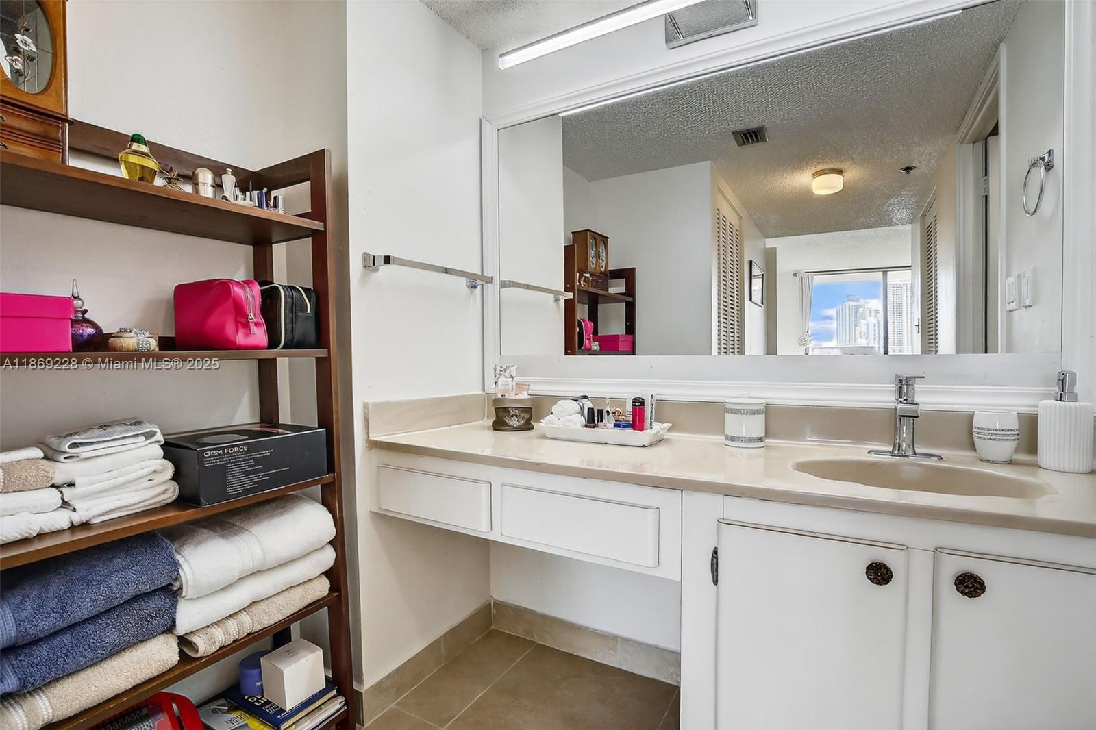 See details 1703 2 / 2 1232 sq. ft. $ 2025-08-29 0 Photo