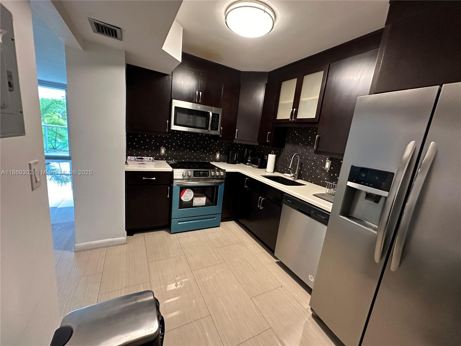 Ver detalles 221 2 / 2 1357 sq. ft. $ 2025-08-29 0 foto