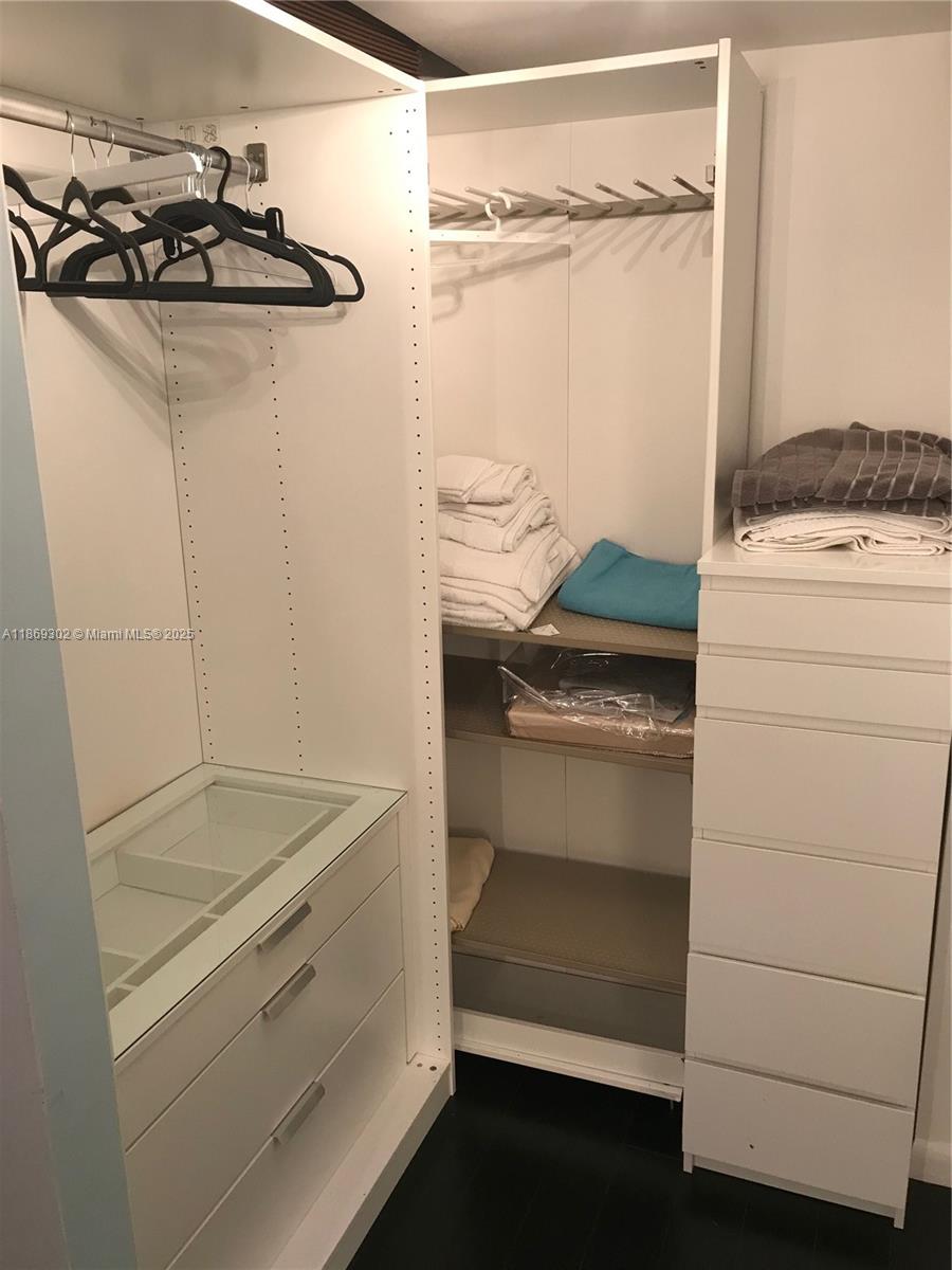 Ver detalles 221 2 / 2 1357 sq. ft. $ 2025-08-29 0 foto