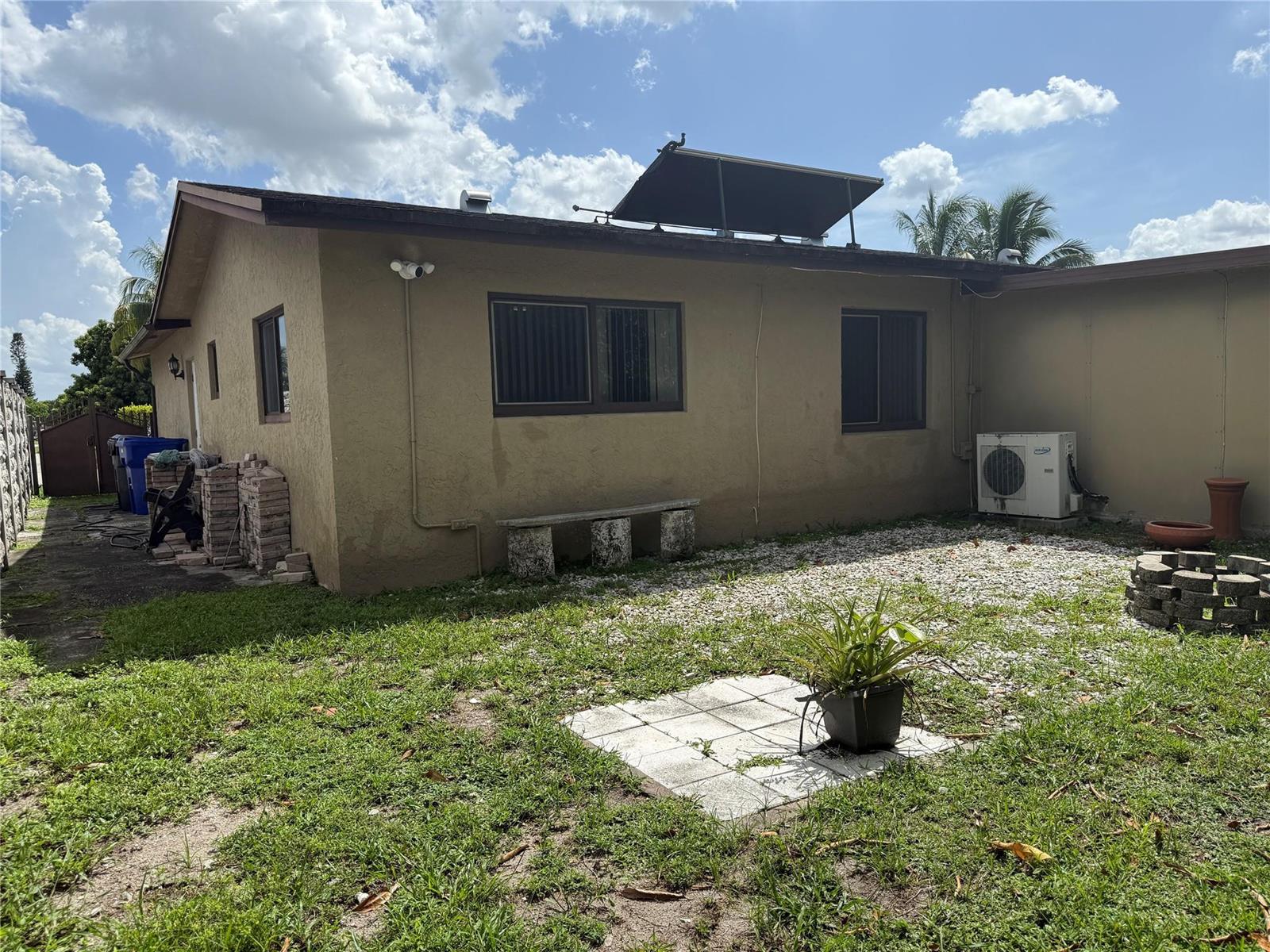 Ver detalles 8121 3 / 2 1218 sq. ft. $ 2026-06-16 0 foto