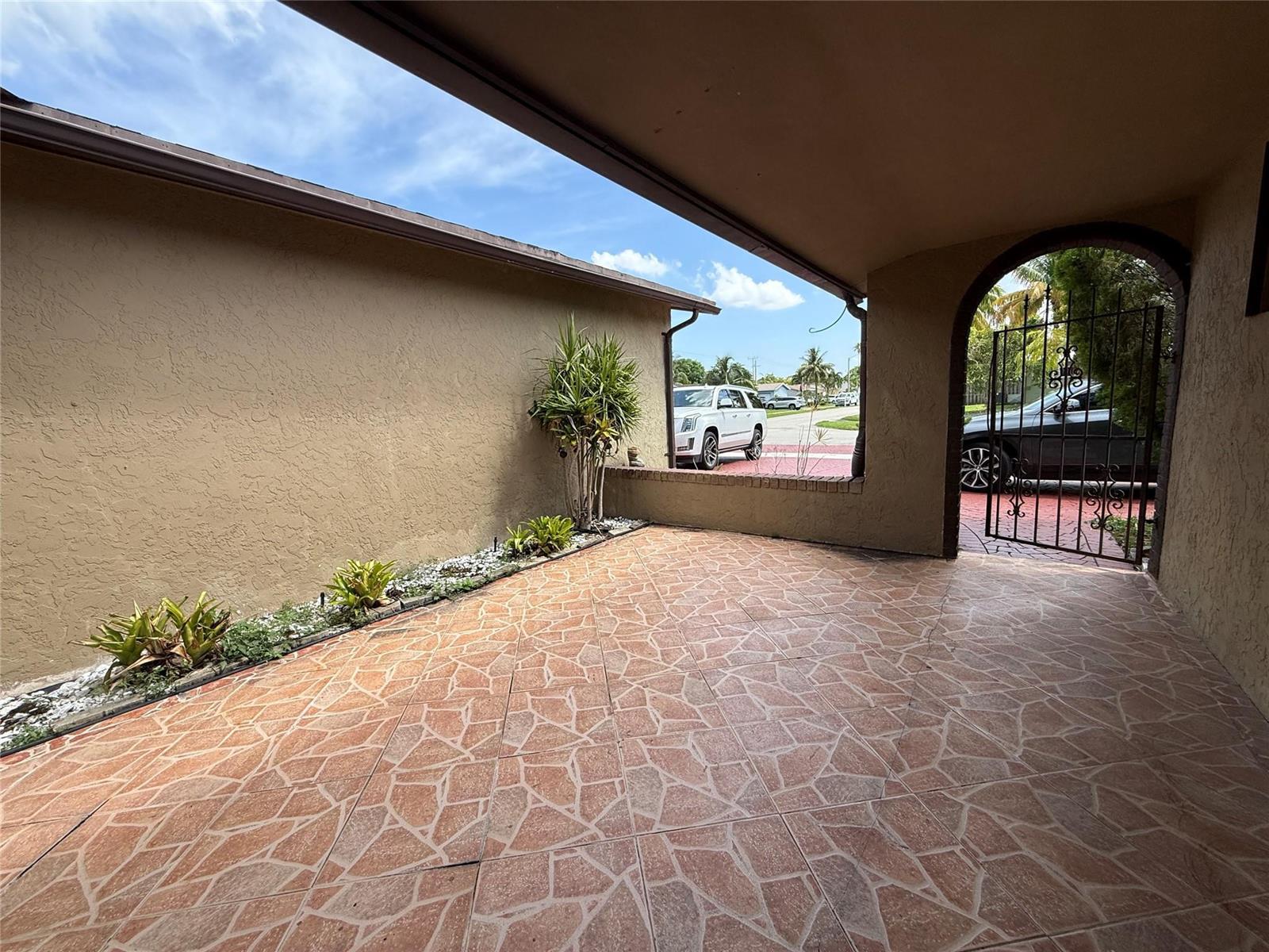 Ver detalles 8121 3 / 2 1218 sq. ft. $ 2026-06-16 0 foto
