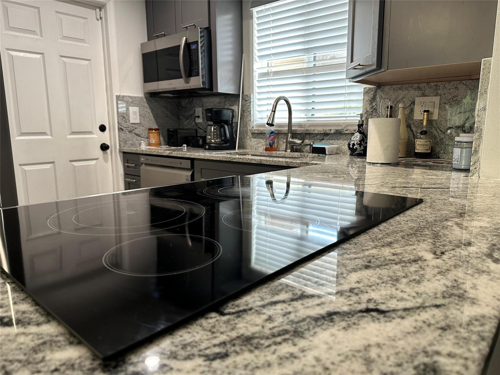 Ver detalles 8121 3 / 2 1218 sq. ft. $ 2026-06-16 0 foto