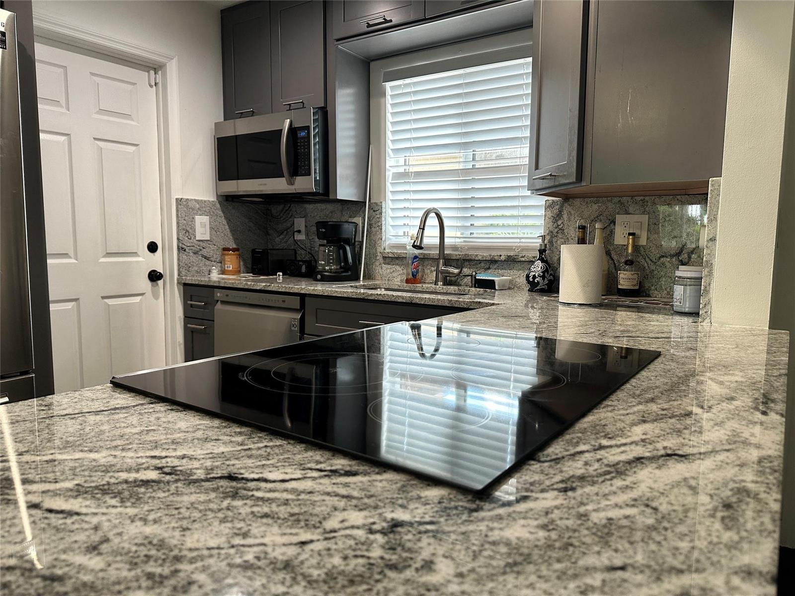 Ver detalles 8121 3 / 2 1218 sq. ft. $ 2026-06-16 0 foto