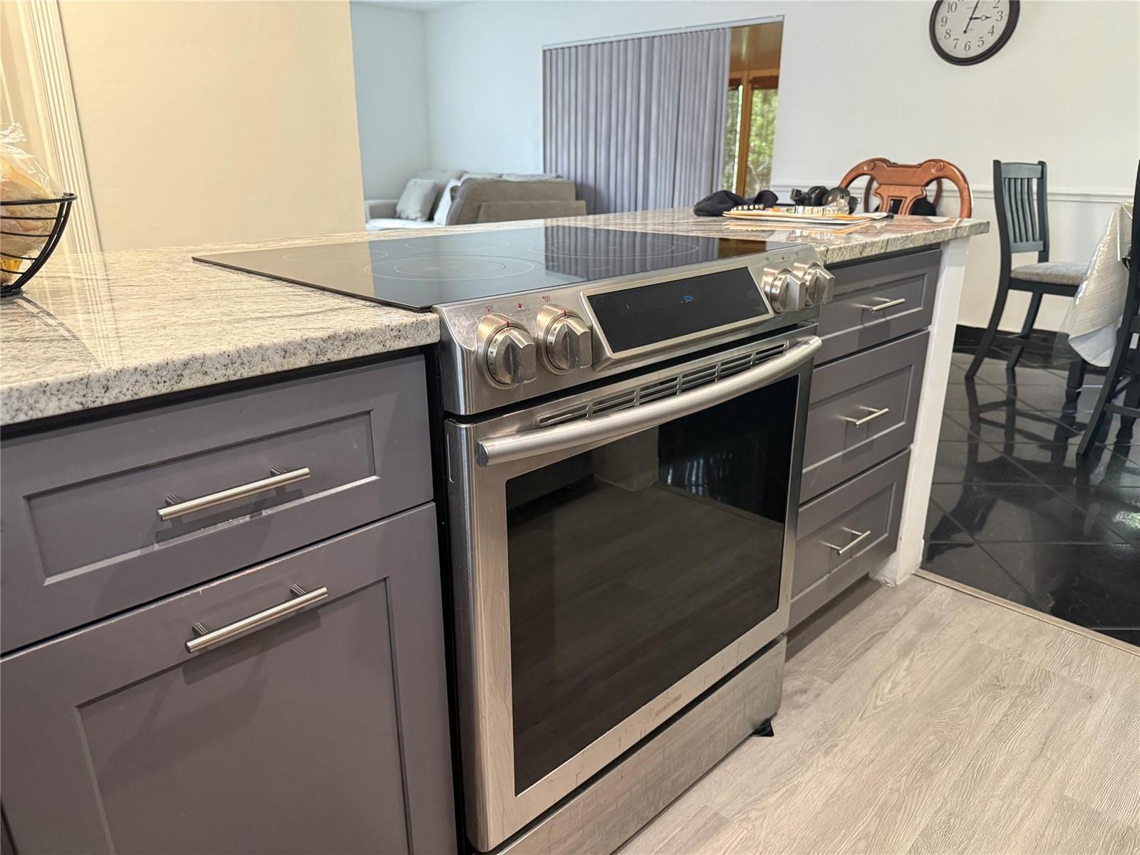 Ver detalles 8121 3 / 2 1218 sq. ft. $ 2026-06-16 0 foto