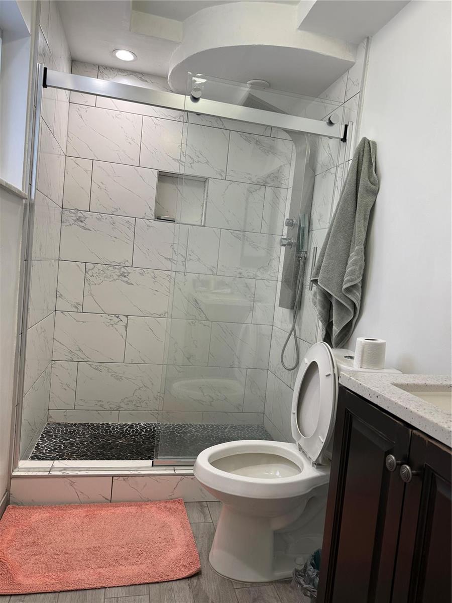 Ver detalles 8121 3 / 2 1218 sq. ft. $ 2026-06-16 0 foto