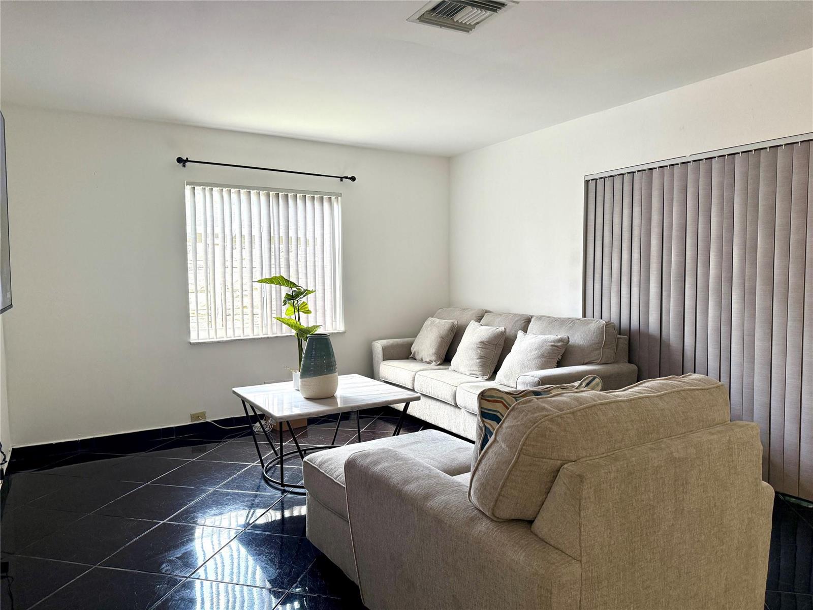 Ver detalles 8121 3 / 2 1218 sq. ft. $ 2026-06-16 0 foto