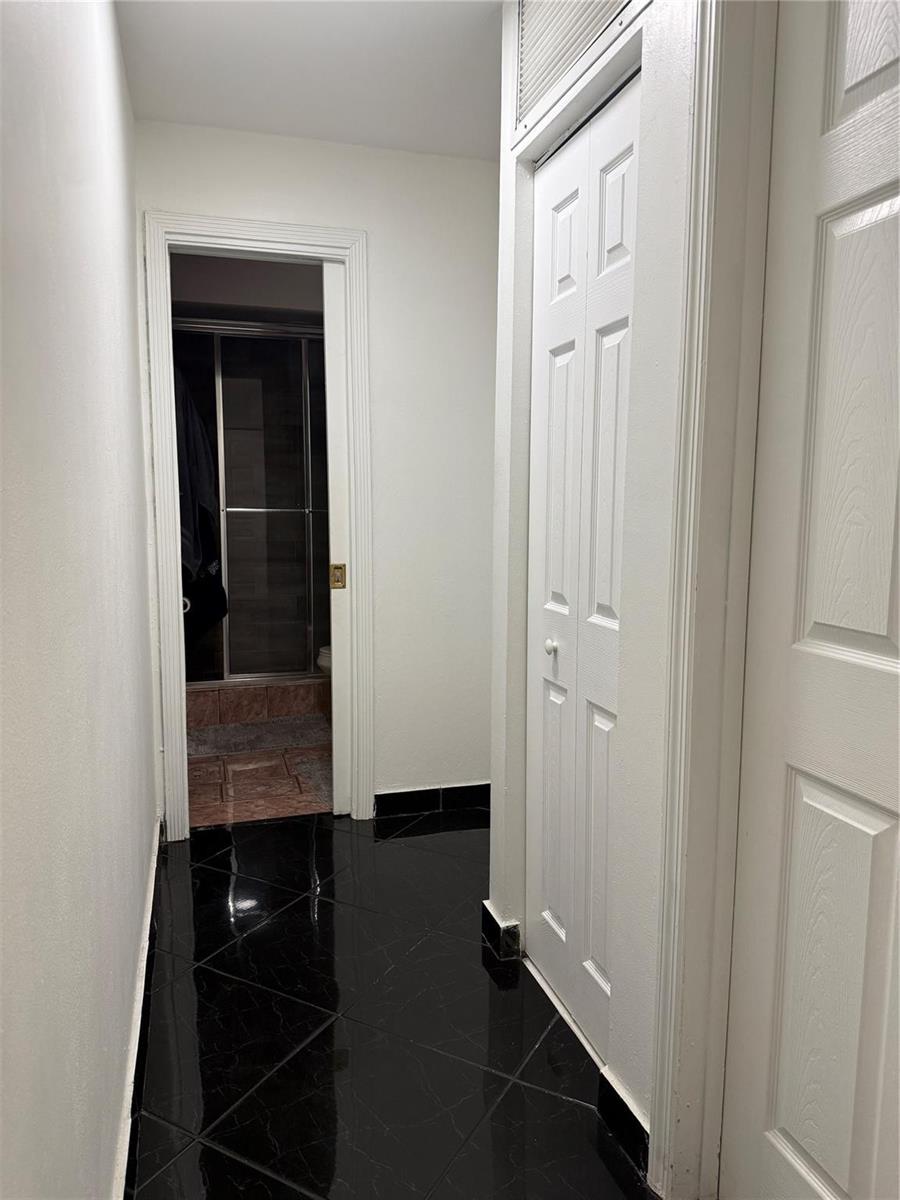 Ver detalles 8121 3 / 2 1218 sq. ft. $ 2026-06-16 0 foto