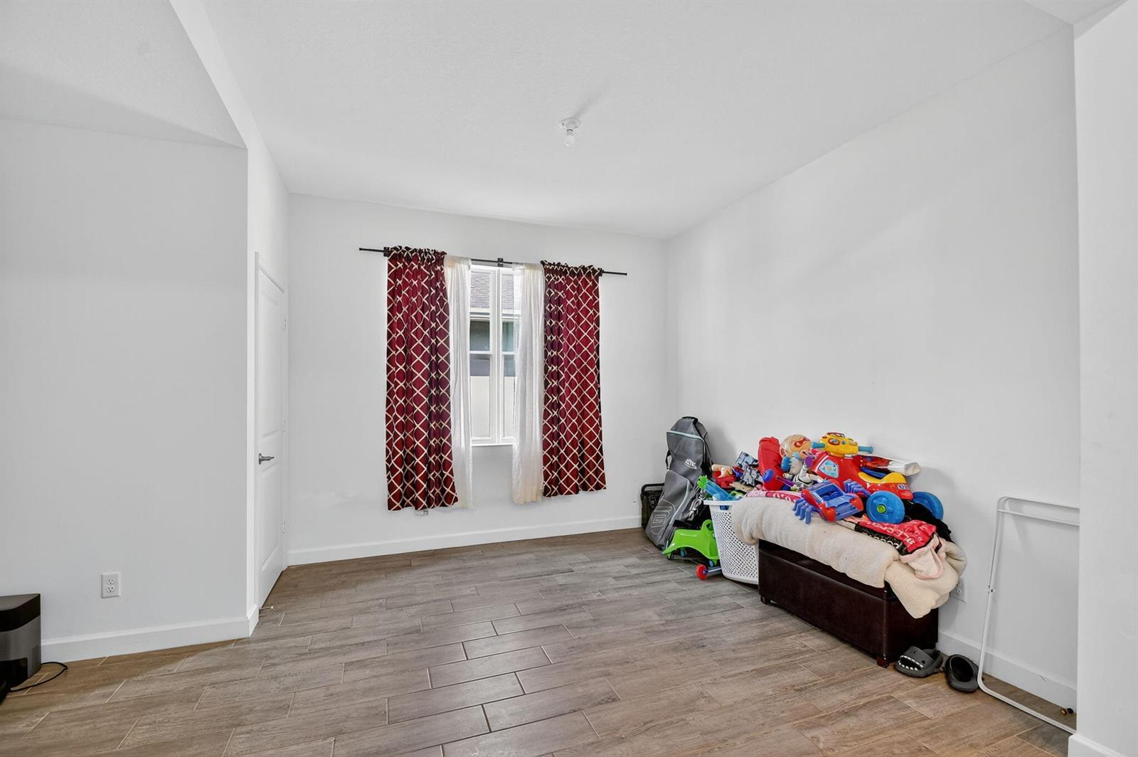 Ver detalles 19113 5 / 2869 sq. ft. $ 2026-05-27 0 foto