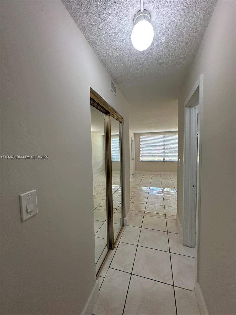 Ver detalles C108 1 / 2 898 sq. ft. $ 2025-08-31 0 foto