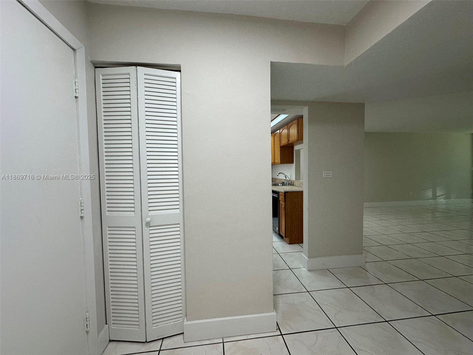 Ver detalles C108 1 / 2 898 sq. ft. $ 2025-08-31 0 foto