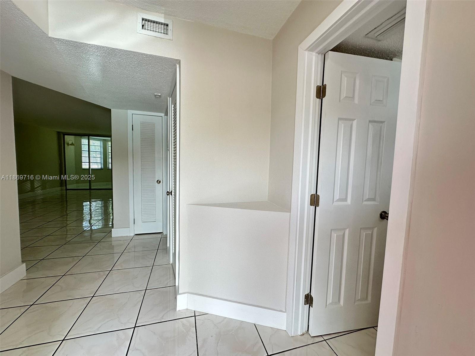 Ver detalles C108 1 / 2 898 sq. ft. $ 2025-08-31 0 foto