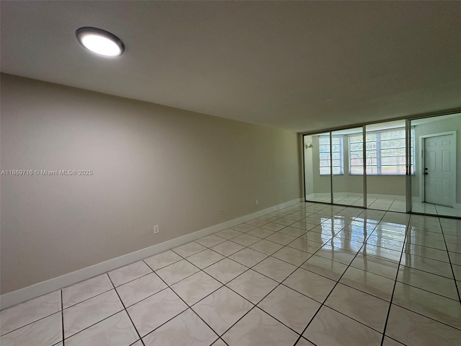 Ver detalles C108 1 / 2 898 sq. ft. $ 2025-08-31 0 foto
