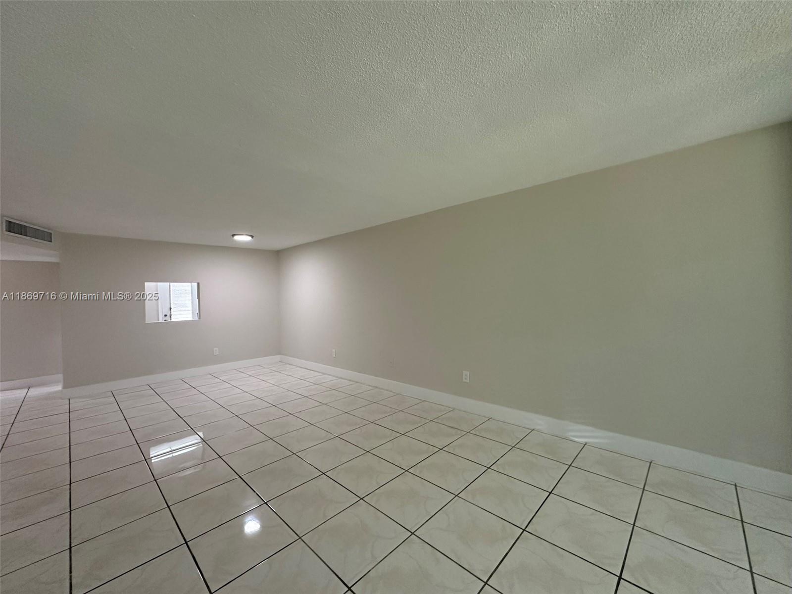 Ver detalles C108 1 / 2 898 sq. ft. $ 2025-08-31 0 foto