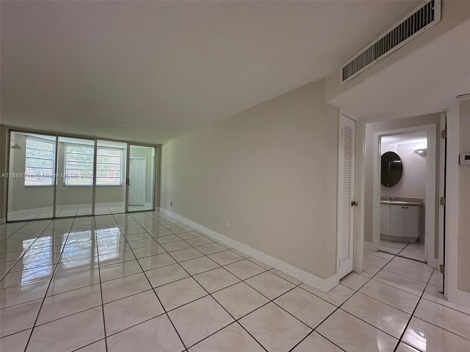 Ver detalles C108 1 / 2 898 sq. ft. $ 2025-08-31 0 foto