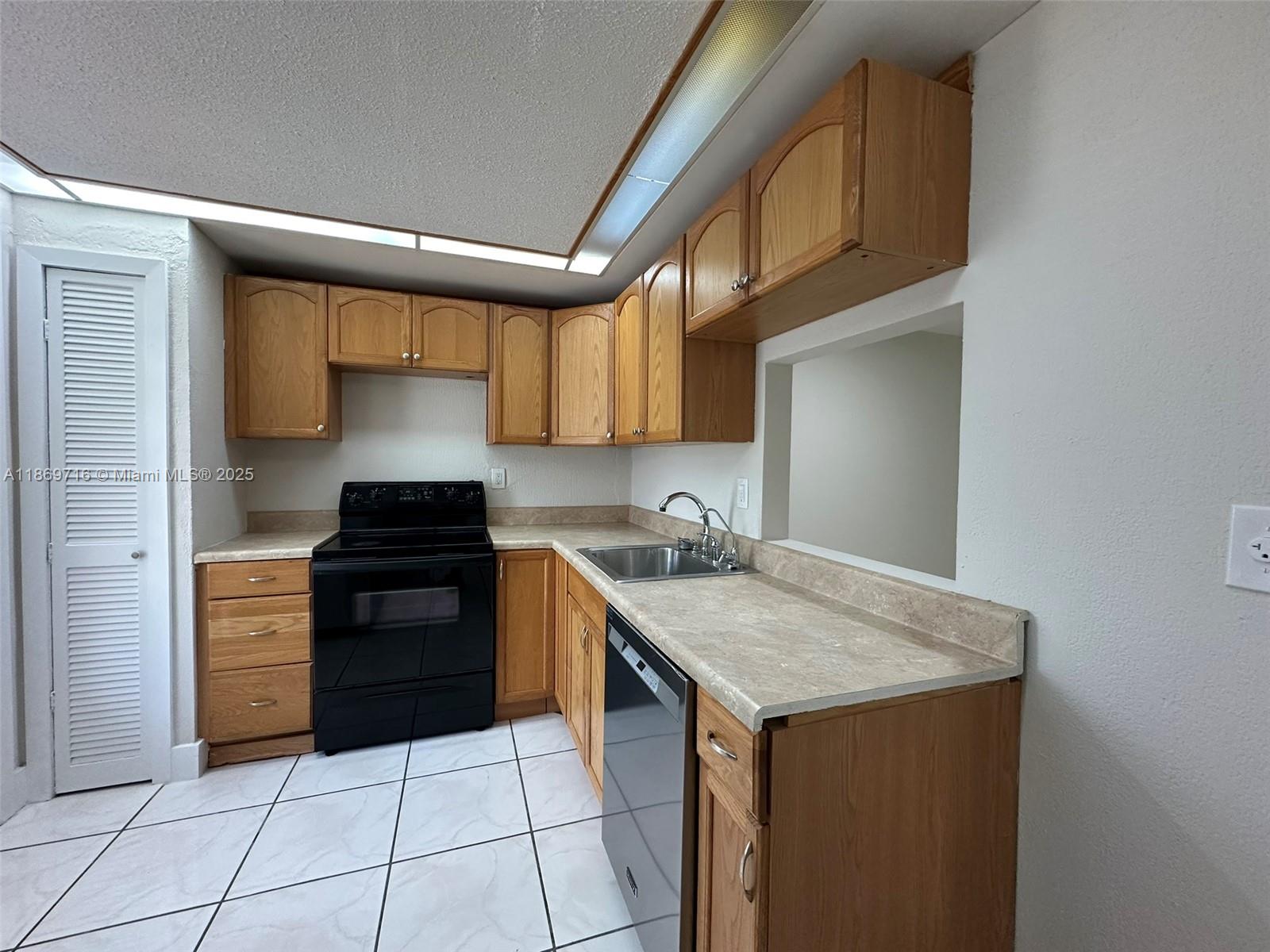 Ver detalles C108 1 / 2 898 sq. ft. $ 2025-08-31 0 foto