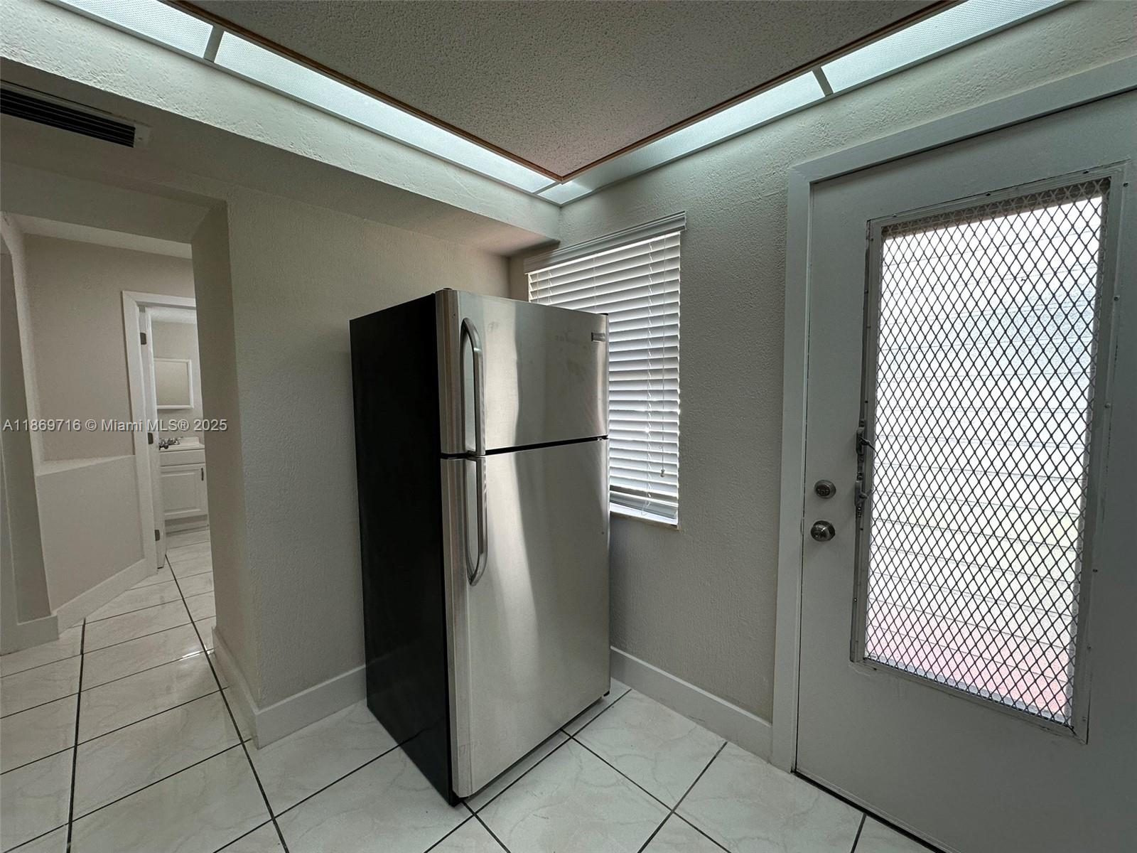 Ver detalles C108 1 / 2 898 sq. ft. $ 2025-08-31 0 foto