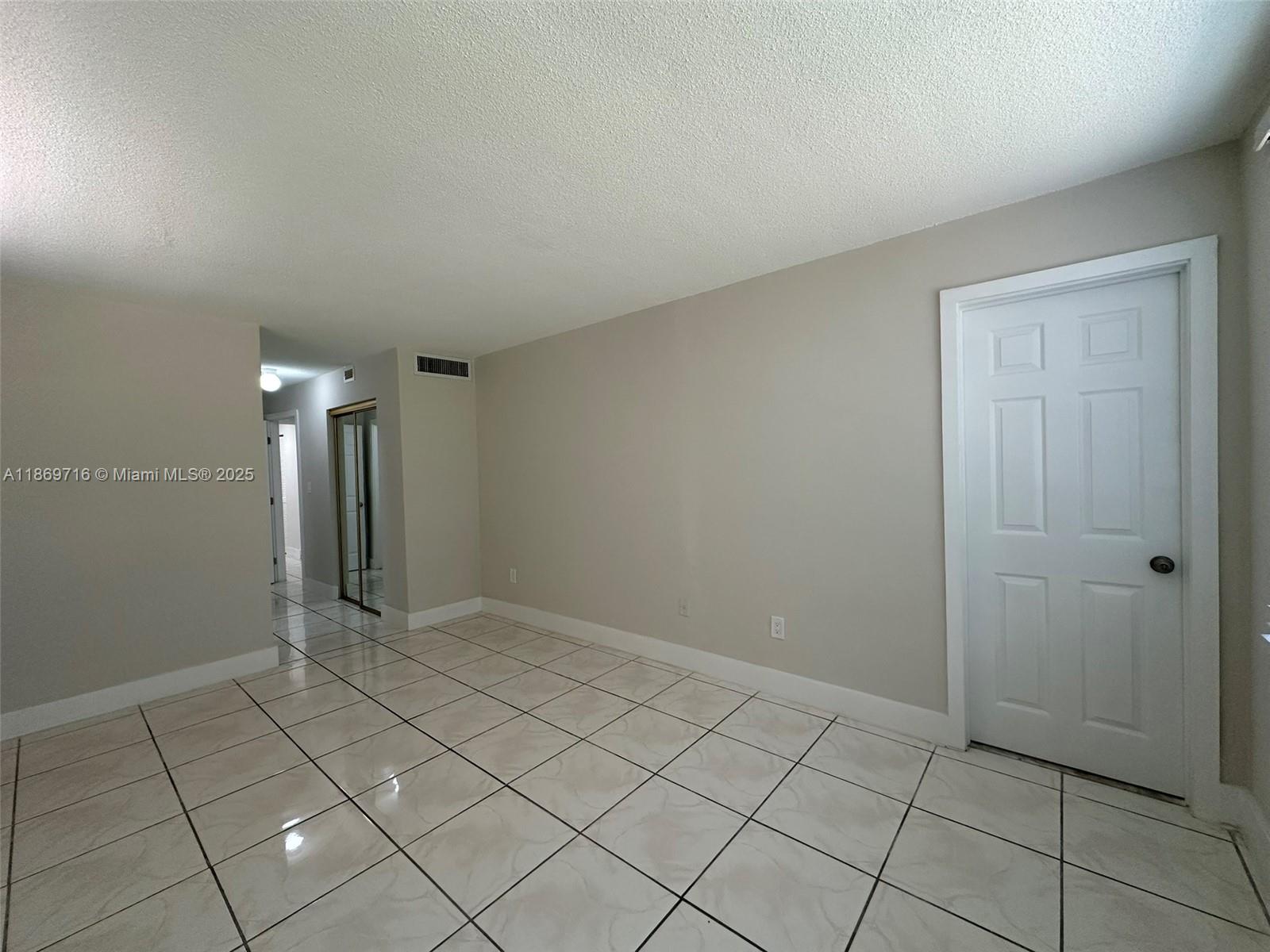 Ver detalles C108 1 / 2 898 sq. ft. $ 2025-08-31 0 foto