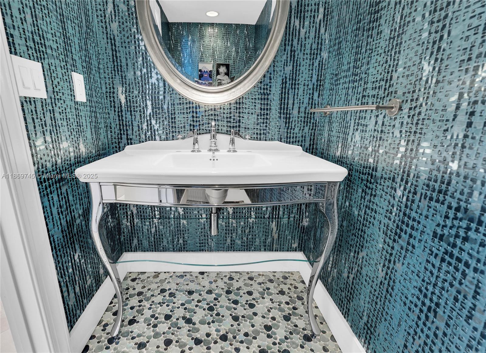 Photo of 3535 Ocean Dr  #1405, Hollywood, Florida, 33019 - POWDER ROOM