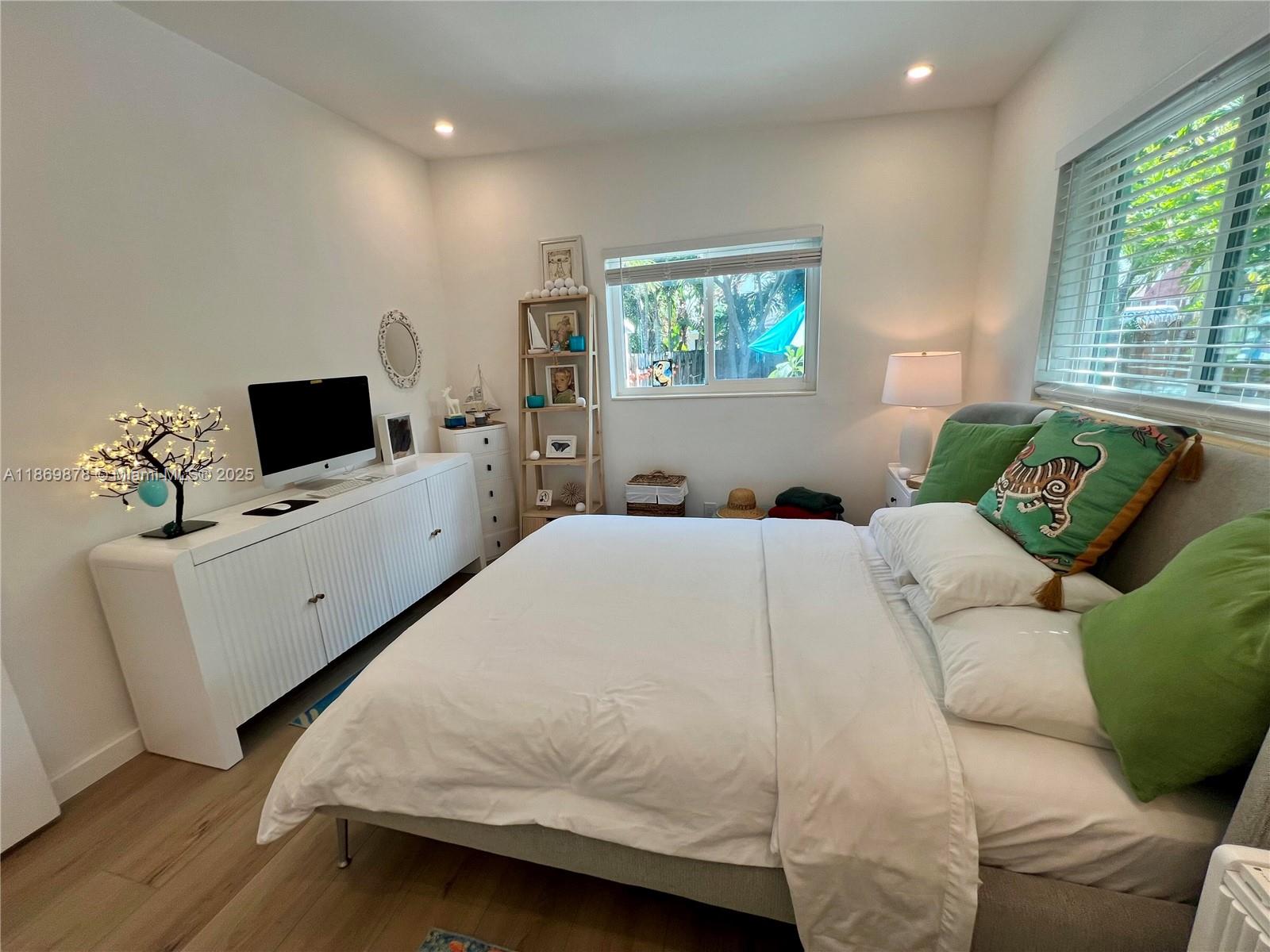 See details / 1244 sq. ft. $ 2025-09-01 0 Photo