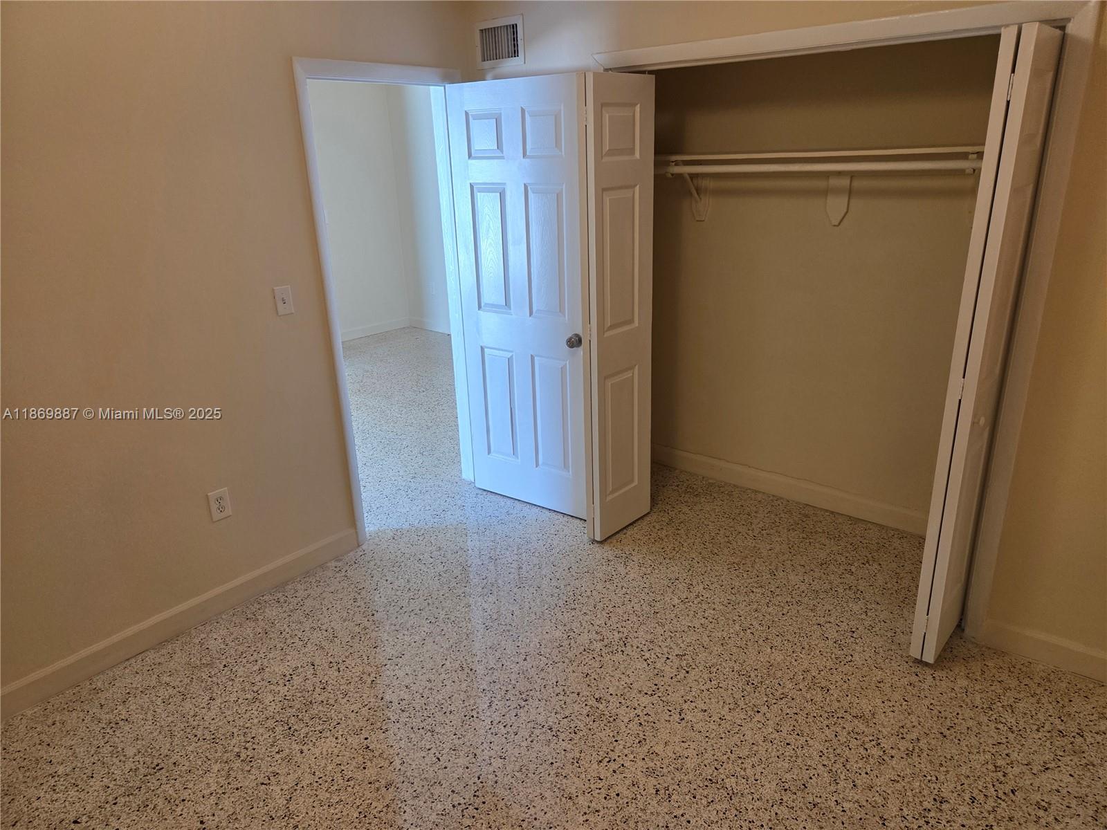 See details / 3000 sq. ft. $ 2025-09-01 0 Photo