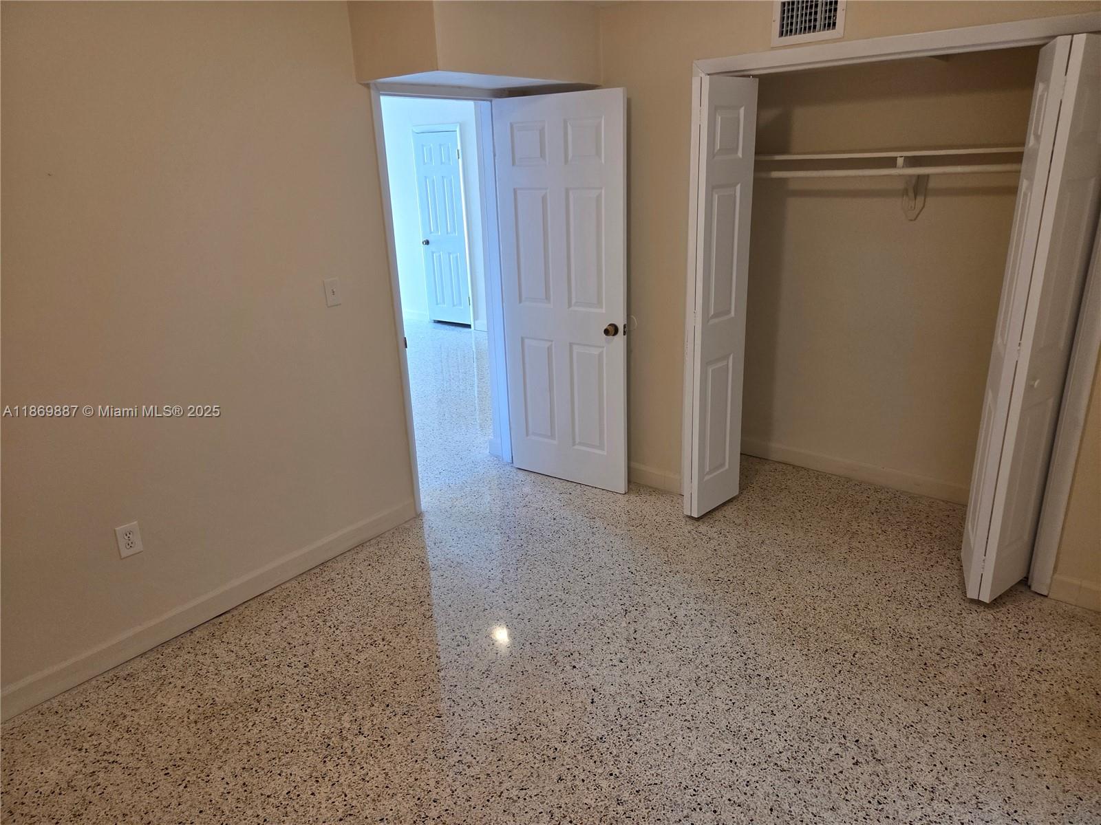 See details / 3000 sq. ft. $ 2025-09-01 0 Photo
