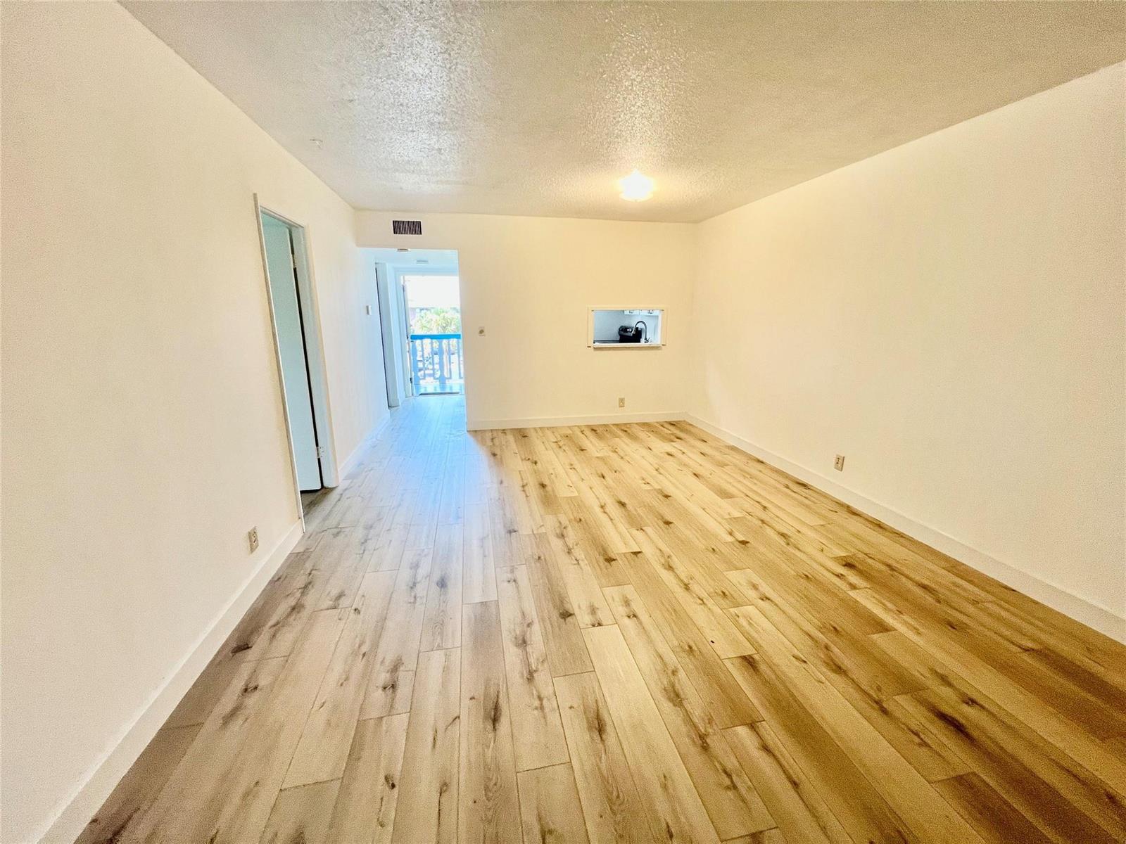 306 1 / 1 690 sq. ft. $ 2026-06-15 0 foto