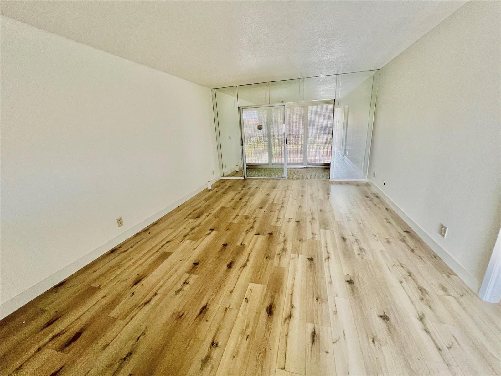 306 1 / 1 690 sq. ft. $ 2026-06-15 0 foto