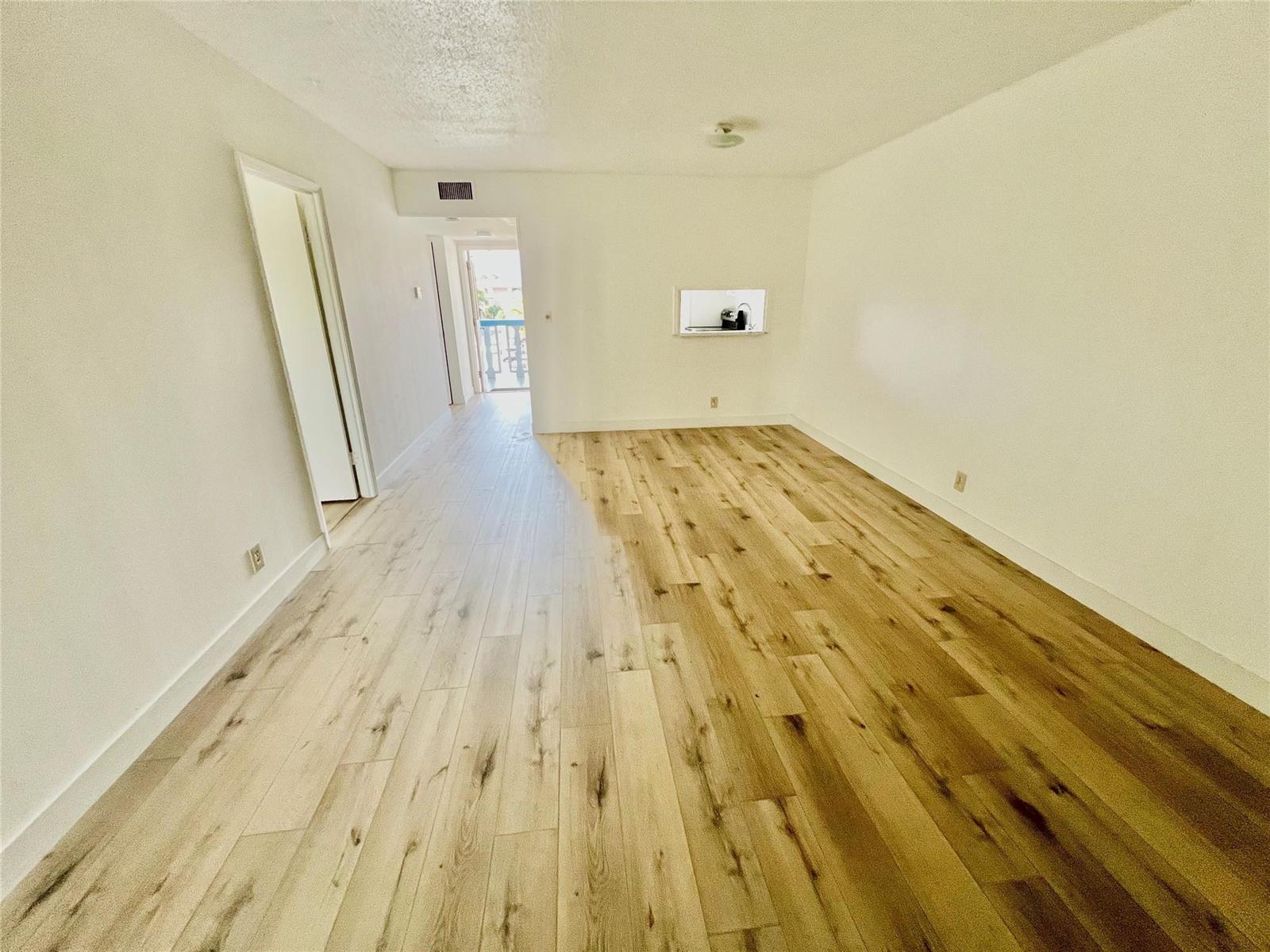306 1 / 1 690 sq. ft. $ 2026-06-15 0 foto