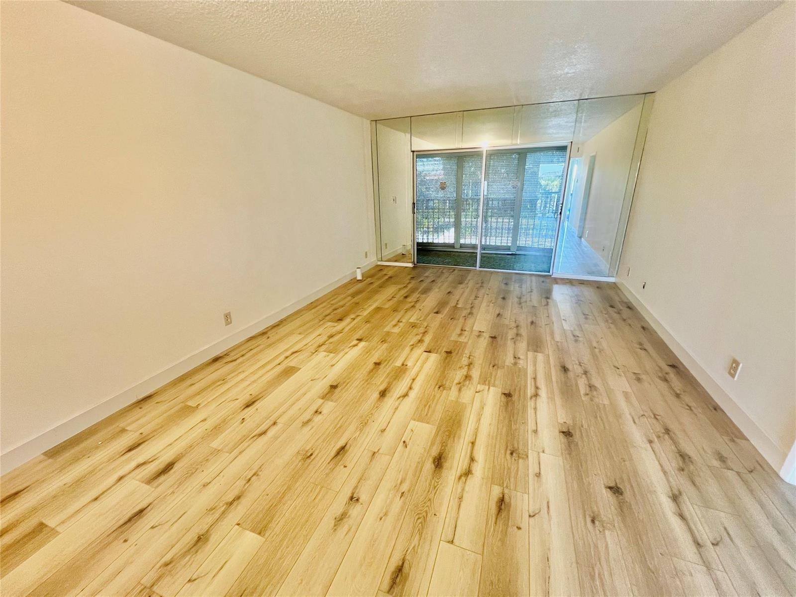 306 1 / 1 690 sq. ft. $ 2026-06-15 0 foto