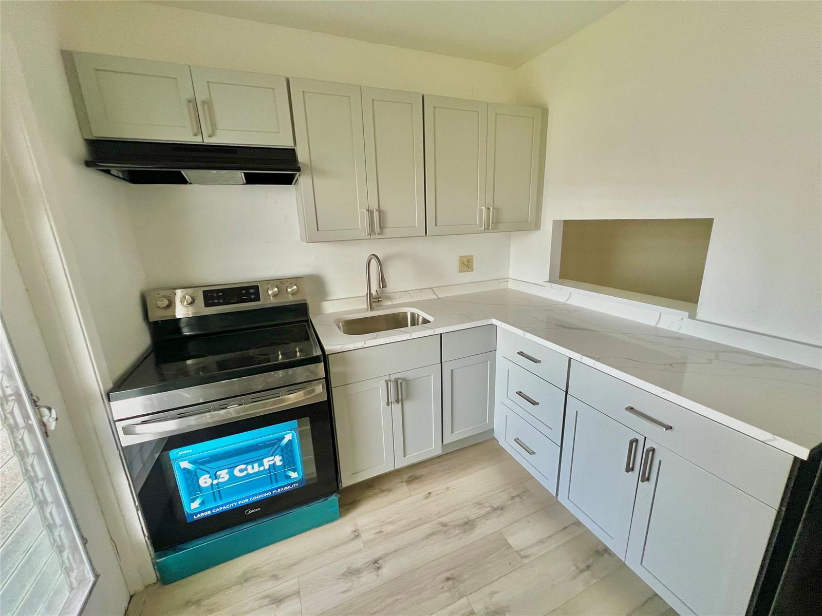 306 1 / 1 690 sq. ft. $ 2026-06-15 0 foto