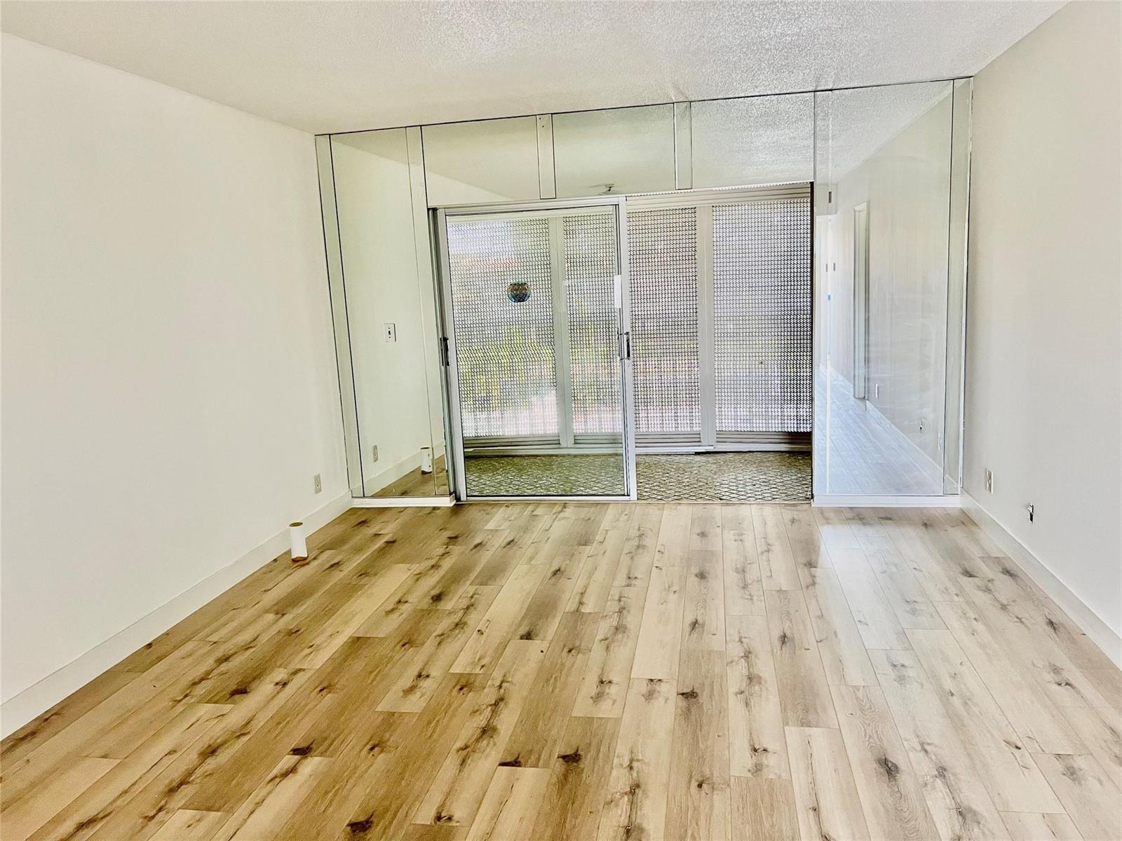 306 1 / 1 690 sq. ft. $ 2026-06-15 0 foto