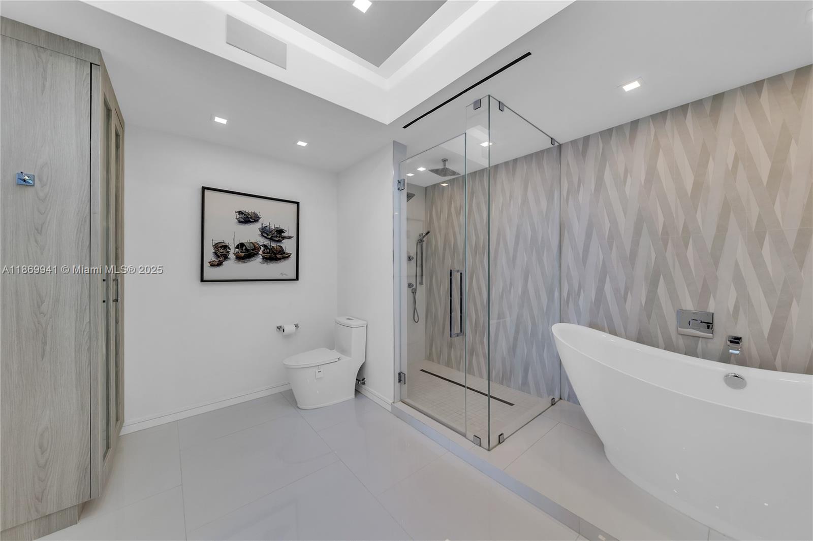 Photo of 3535 Ocean Dr  #1602, Hollywood, Florida, 33019 - MASTER BATHROOM
