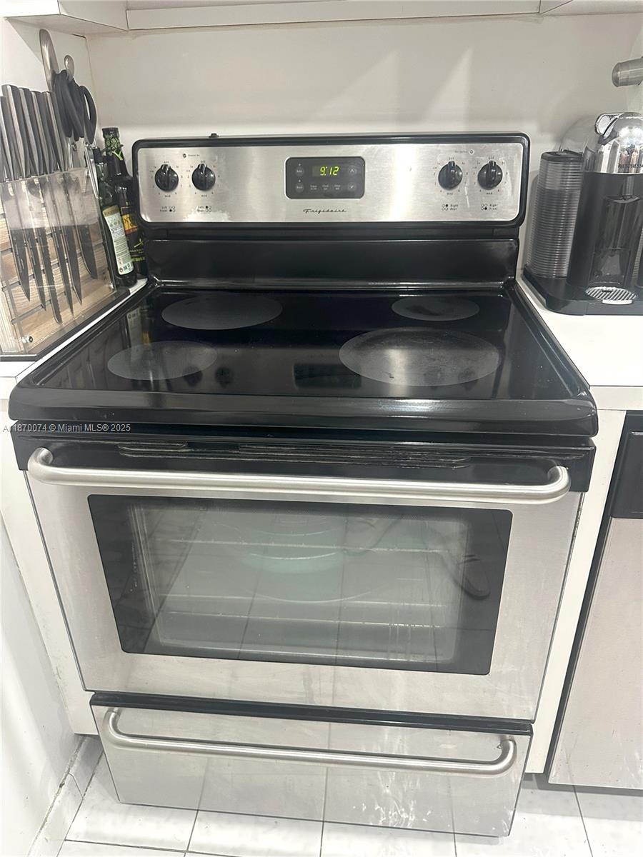 Photo of 20335 Country Club Dr  #2502, Aventura, Florida, 33180 - electric range