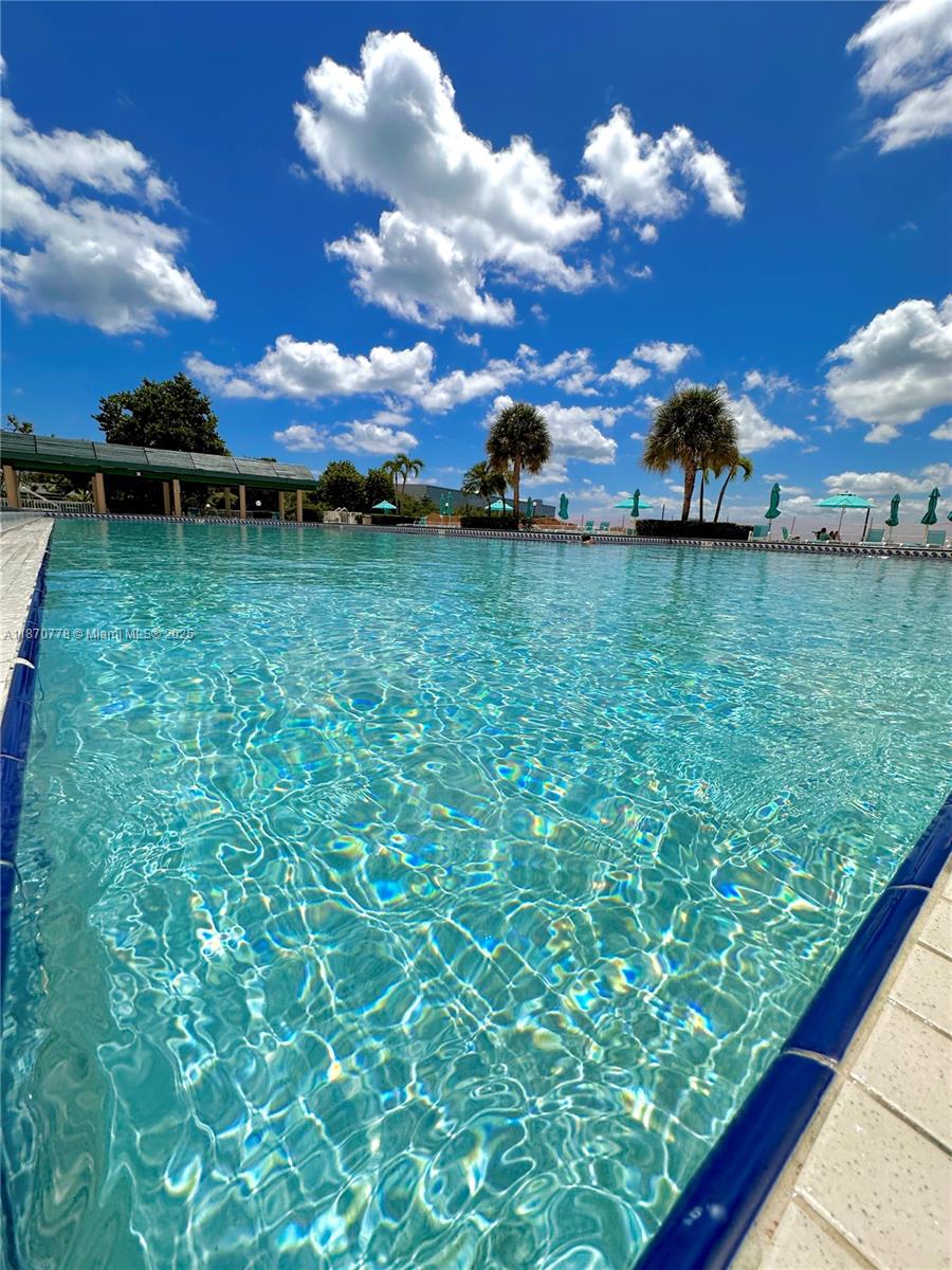 See details 701 1 / 2 762 sq. ft. $ 2025-09-16 0 Photo