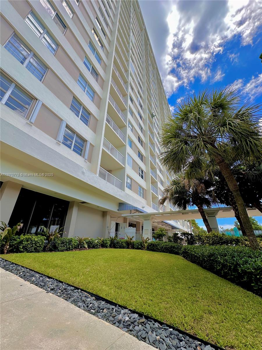 See details 701 1 / 2 762 sq. ft. $ 2025-09-16 0 Photo