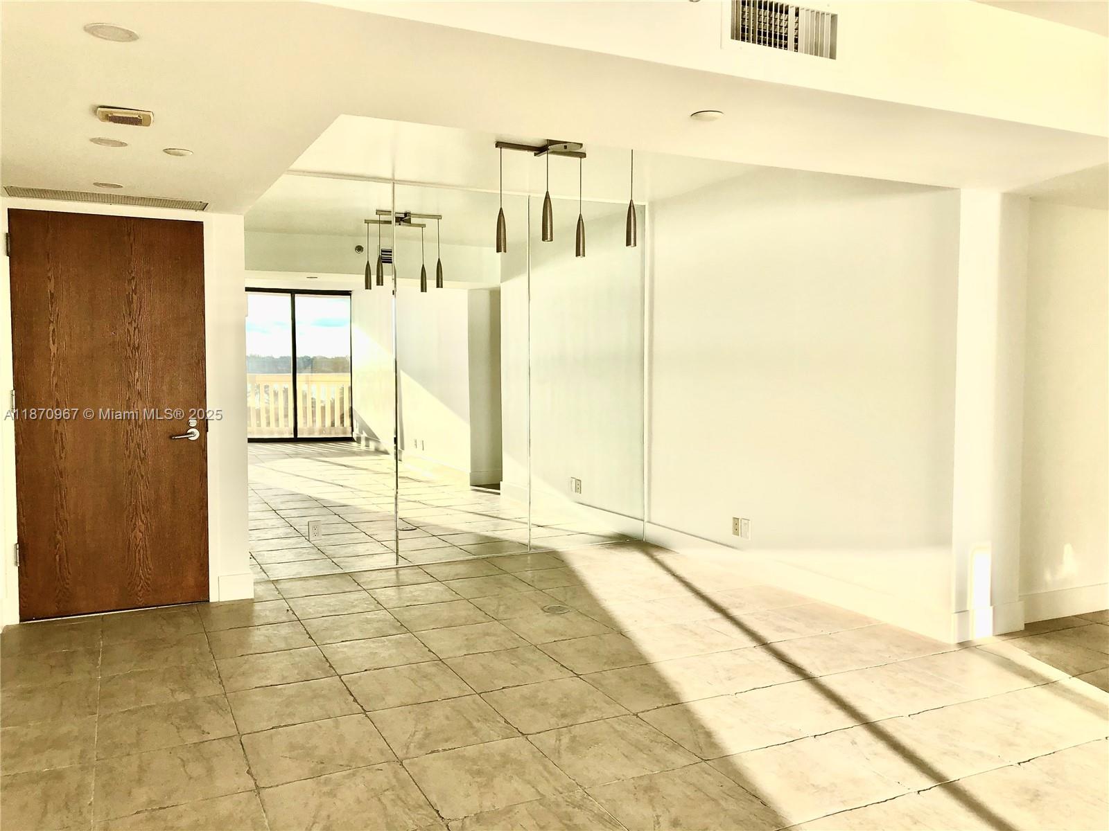 712 2 / 2 1350 sq. ft. $ 2025-09-15 0 Photo