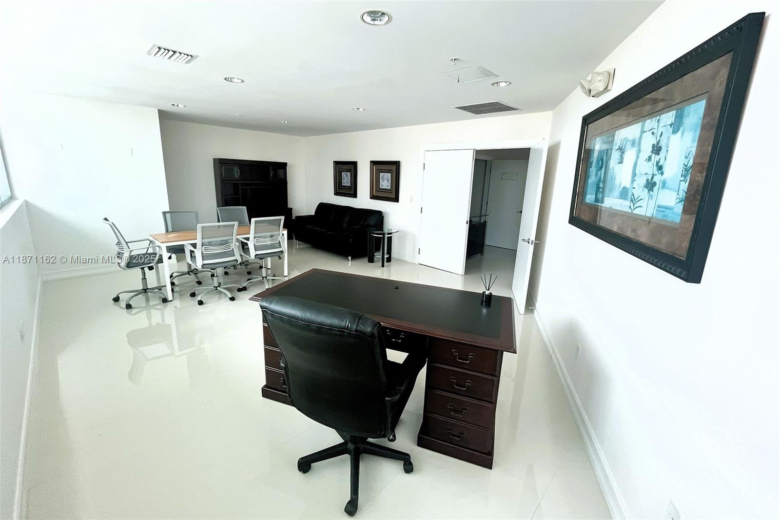 O-1403  /   sq. ft. $ 2025-09-04 0 foto