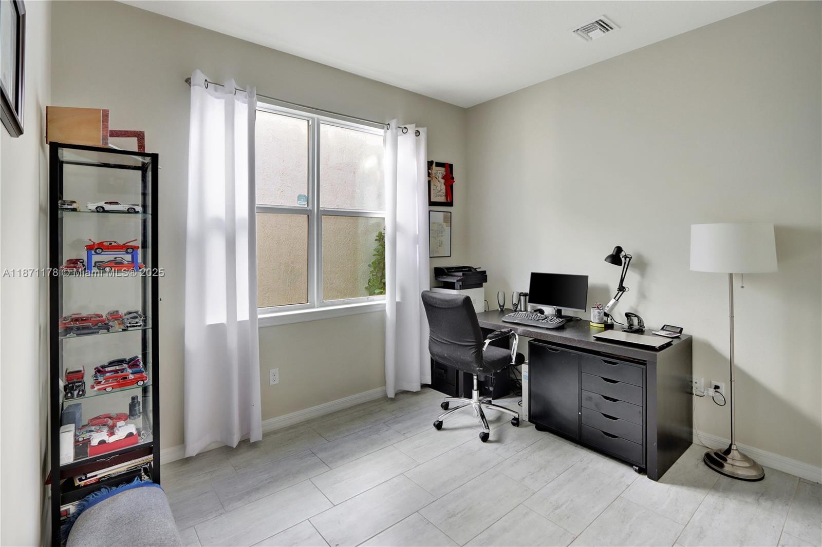 See details 4 / 3 2423 sq. ft. $ 2025-09-03 0 Photo