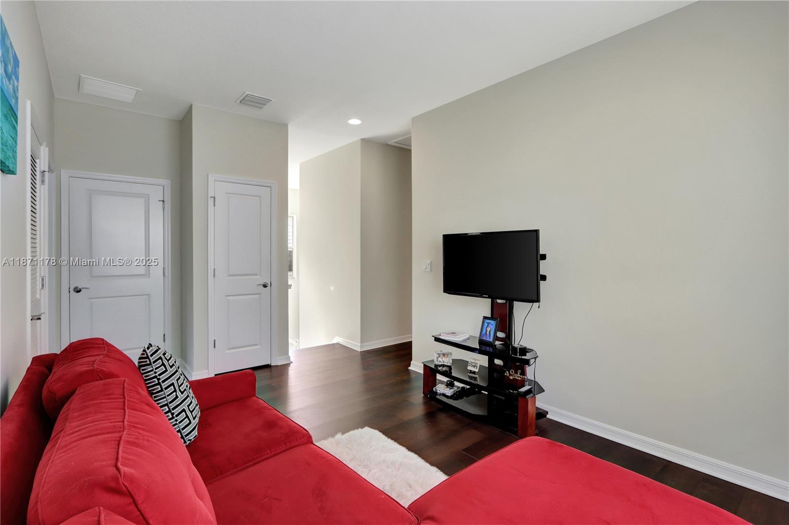 See details 4 / 3 2423 sq. ft. $ 2025-09-03 0 Photo