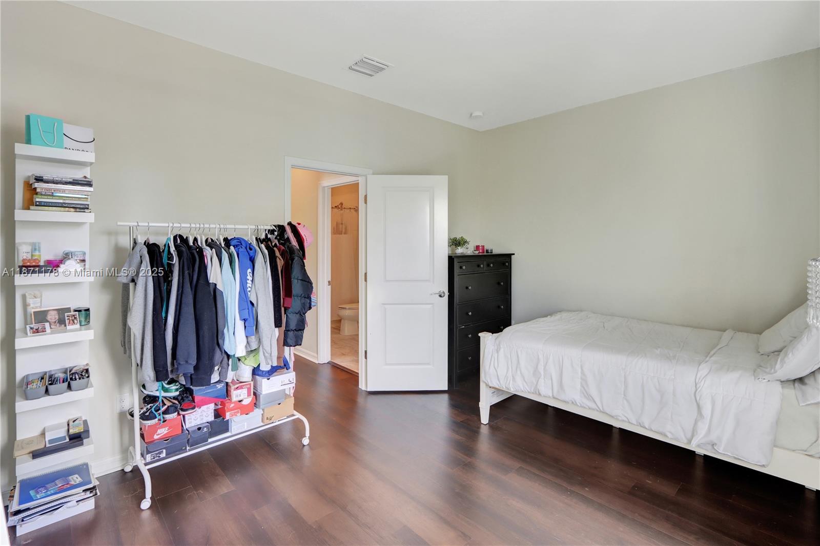 See details 4 / 3 2423 sq. ft. $ 2025-09-03 0 Photo