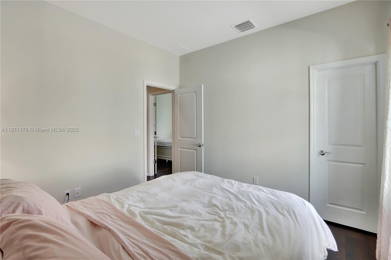 See details 4 / 3 2423 sq. ft. $ 2025-09-03 0 Photo