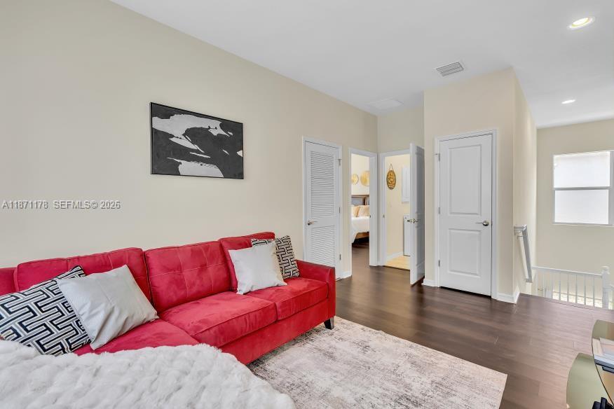 4353 4 / 3 2423 sq. ft. $ 2026-06-11 0 foto