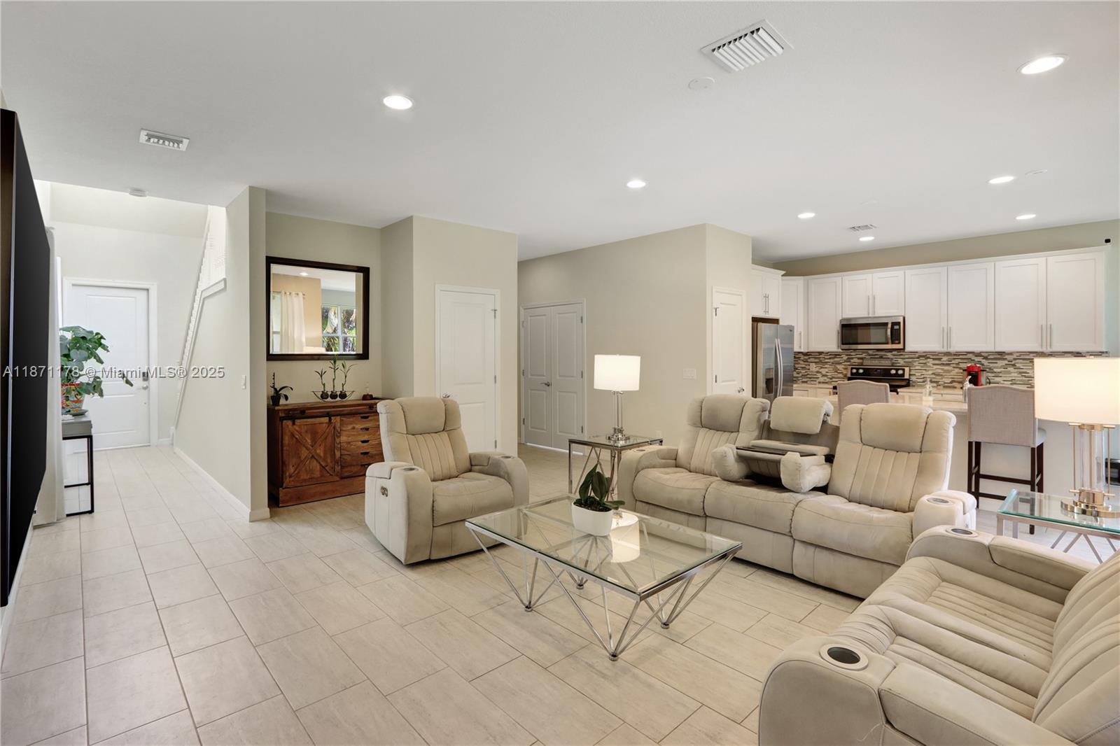 See details 4 / 3 2423 sq. ft. $ 2025-09-03 0 Photo