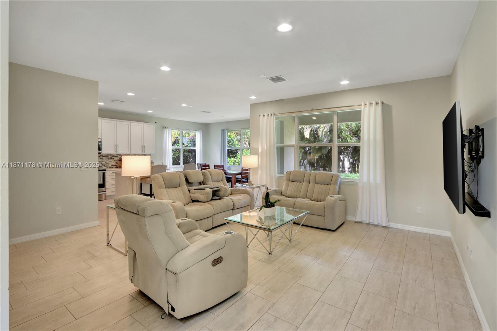See details 4 / 3 2423 sq. ft. $ 2025-09-03 0 Photo