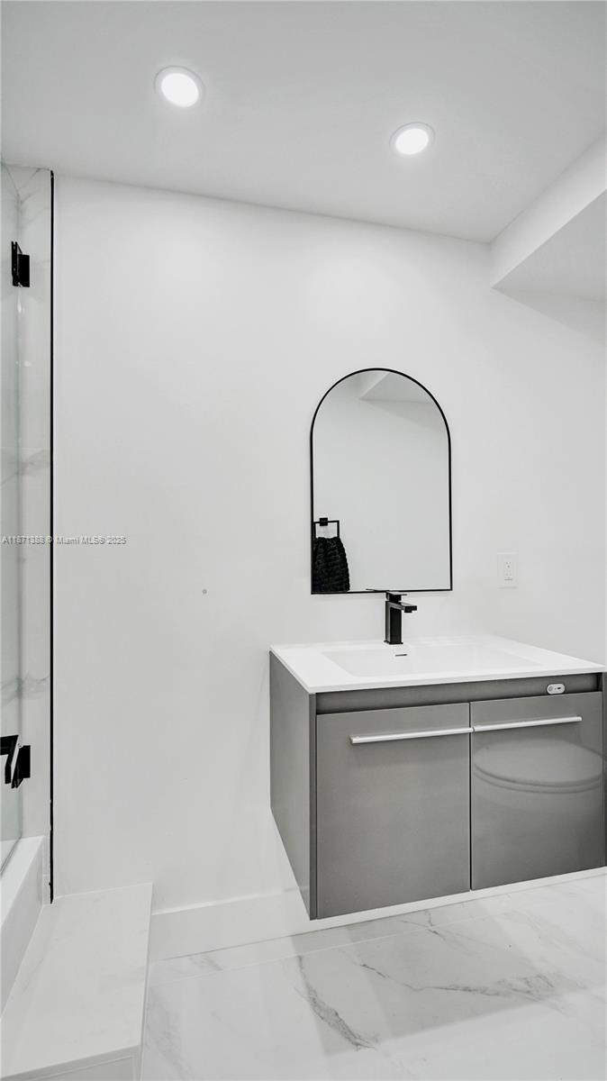 11L 1 / 2 870 sq. ft. $ 2025-09-03 0 Photo