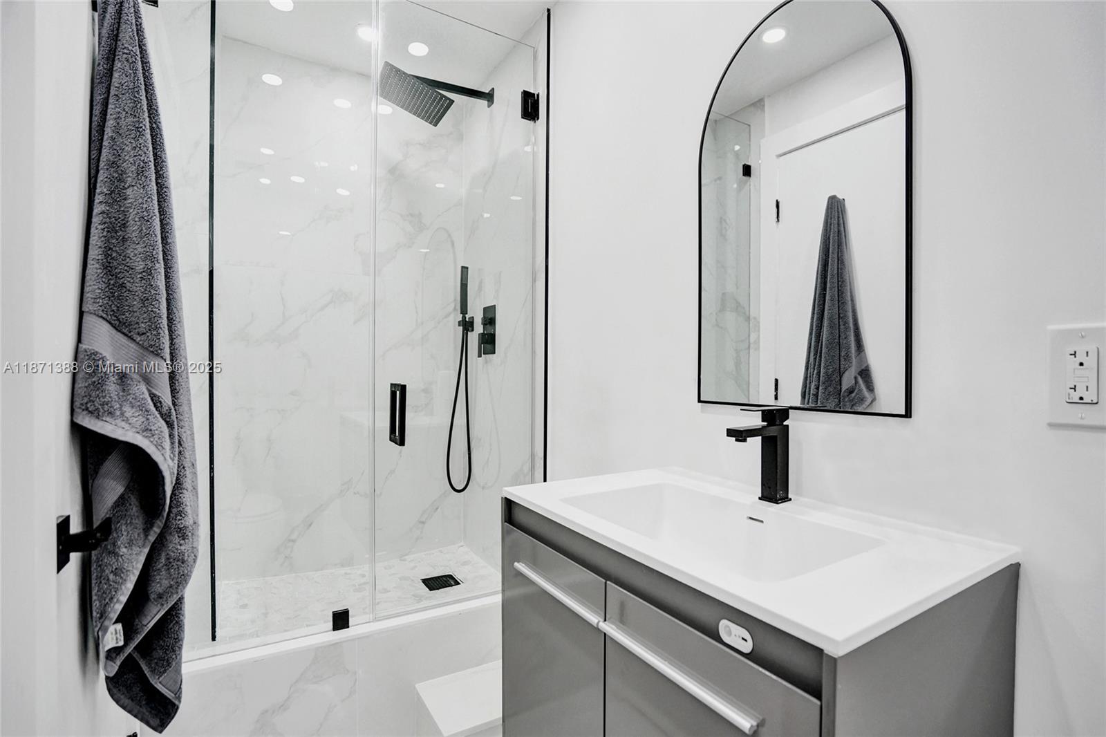 11L 1 / 2 870 sq. ft. $ 2025-09-03 0 Photo