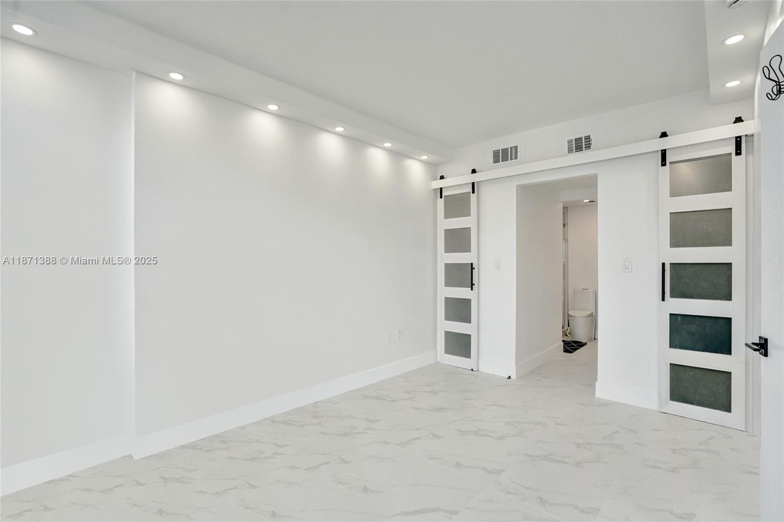 11L 1 / 2 870 sq. ft. $ 2025-09-03 0 Photo