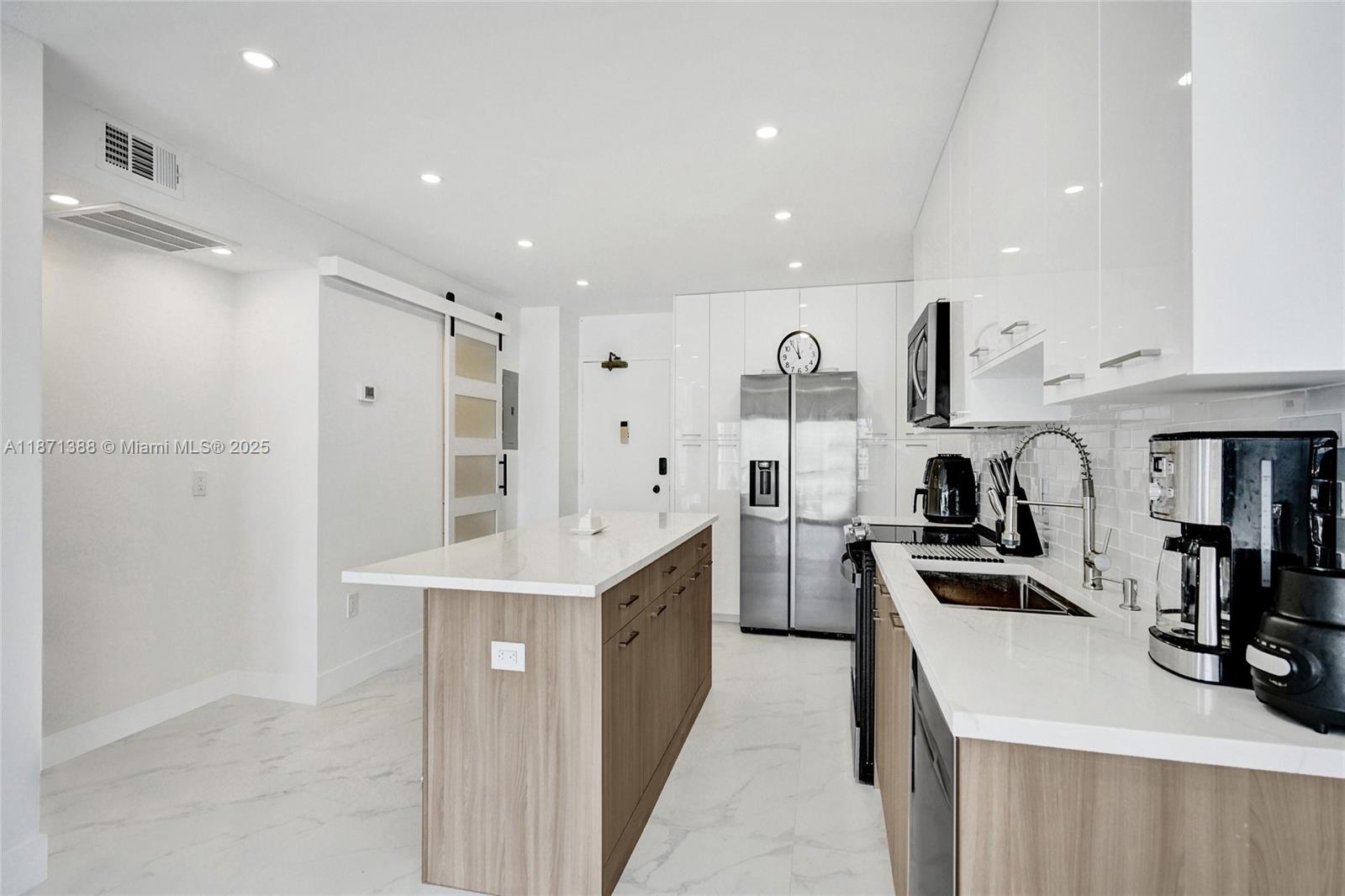 11L 1 / 2 870 sq. ft. $ 2025-09-03 0 Photo