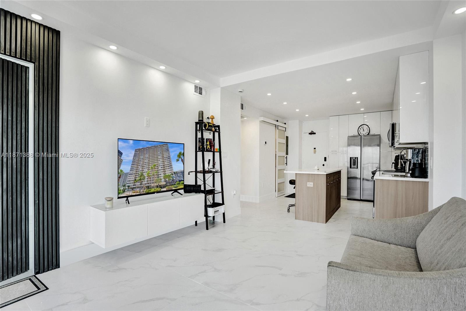 11L 1 / 2 870 sq. ft. $ 2025-09-03 0 Photo